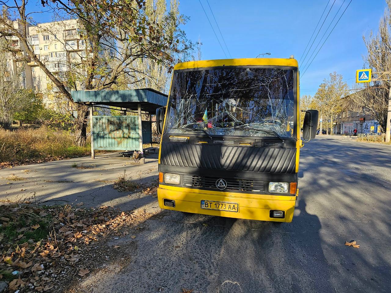 Обстріляна маршрутка в Херсоні. Джерело: Нацполіція