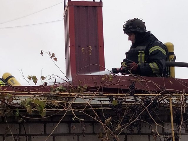 Херсонські рятувальники ліквідували пожежу в житловому будинку, що спалахнув після ворожого обстрілу