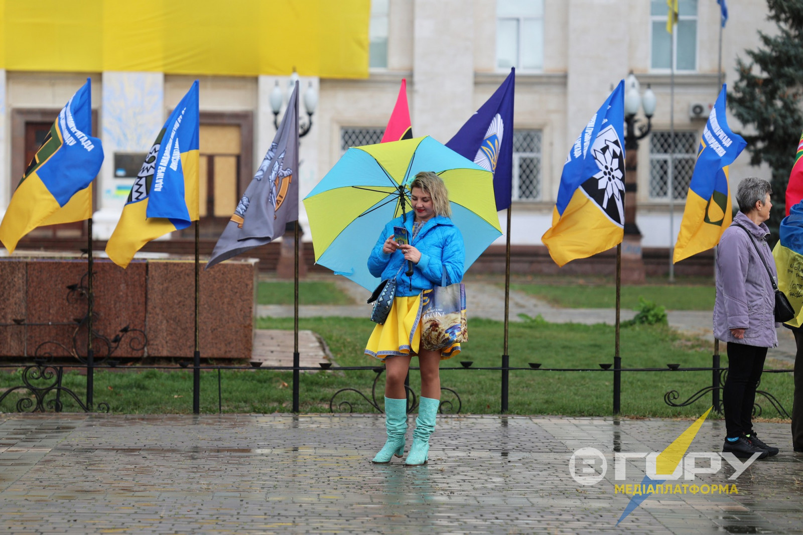 Але попри небезпеку, на центральну площу приходили патріотично вбрані херсонці й херсонки