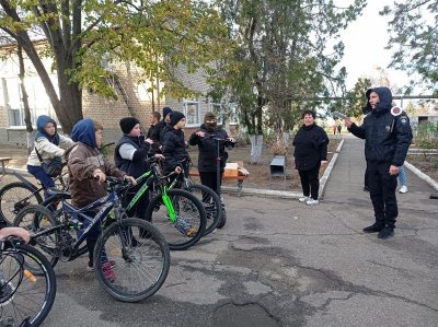 У Великій Олександрівці поліцейські подарували діткам світловідбиваючі браслети