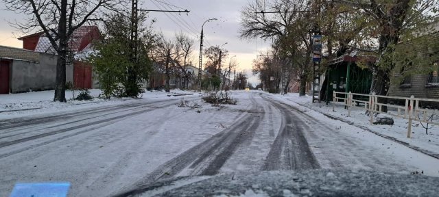 Ворожі обстріли та негода: Херсонська МВА показала наслідки минулої ночі у місті