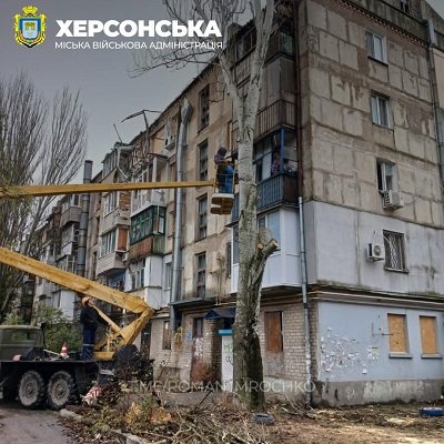 У Херсоні продовжують закривати ОСБ-плитами вікна в багатоповерхівках