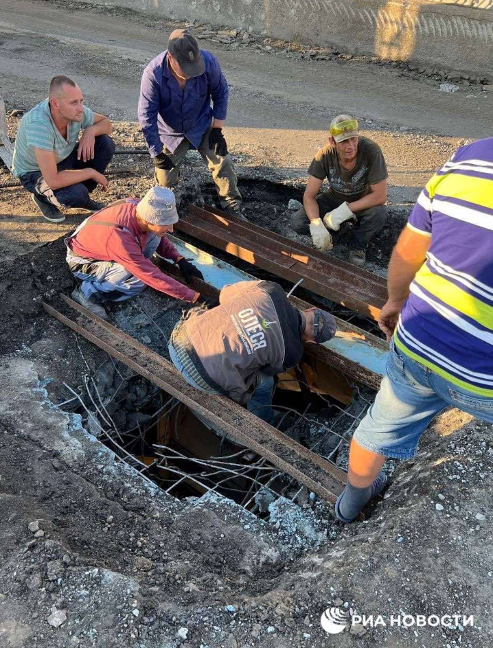 Праціники фірми "Олеся" ремонтують міст через греблю Каховської ГЕС