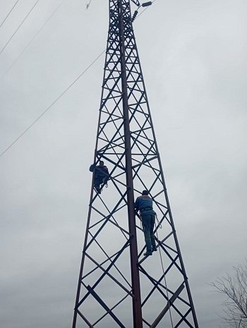 В яких умовах електрики повертають світло в домівки жителів Херсонщини (фото)