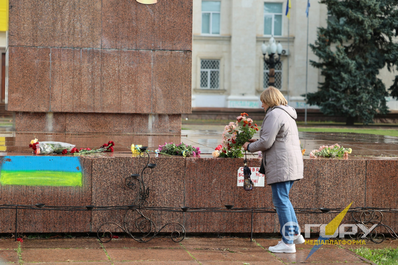 Багато хто приносив квіти, вшановуючи пам'ять загиблих визволителів