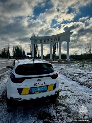 Херсонські патрульні допомогли водієві, який потрапив в пастку через негоду