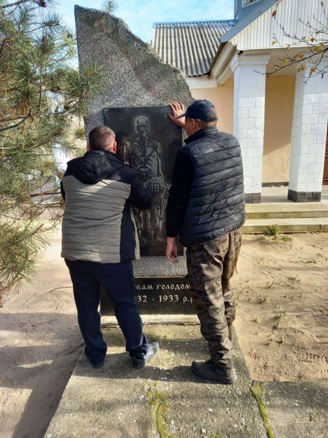 Окупанти знищили під Херсоном монумент жертвам Голодомору