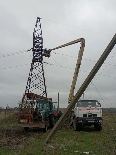 В яких умовах електрики повертають світло в домівки жителів Херсонщини (фото)