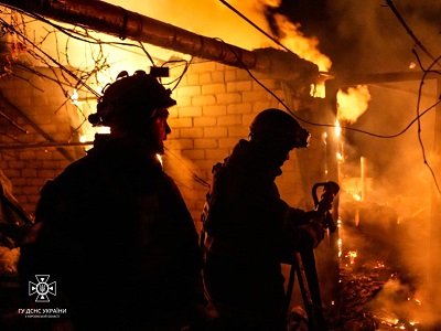 Рятувальники Херсона поверталися до гасіння пожеж після повторних обстрілів міста