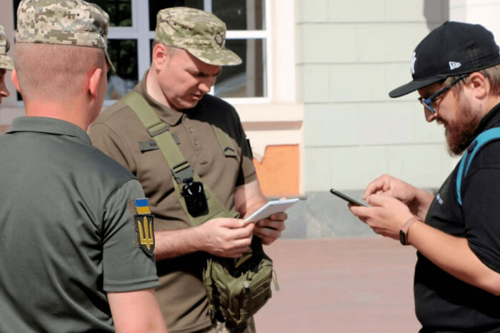 На Херсонщині представники ТЦК вручатимуть повістки порушникам комендантської години