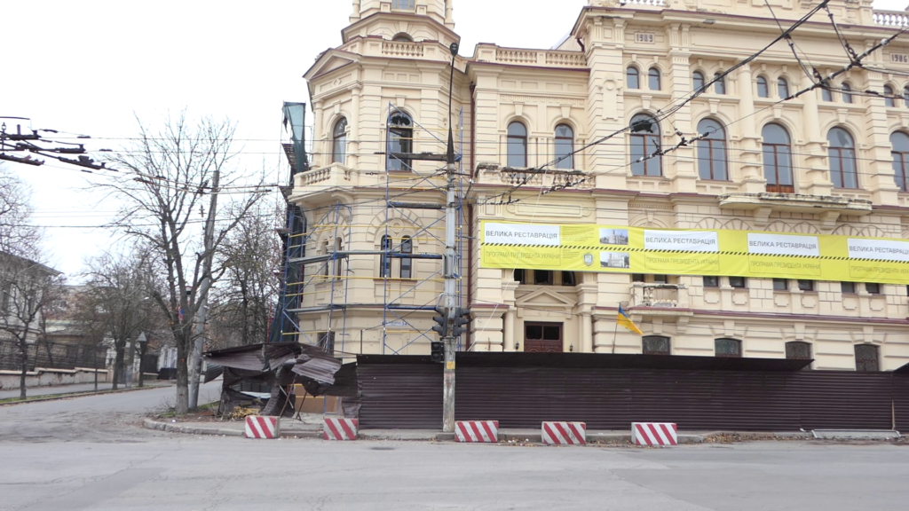 Росіяни заявляють, що херсонські музеї пограбували не вони, а “британські спецпризначенці”