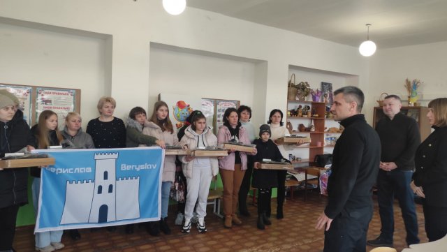 Учні шкіл Бериславської громади отримали гаджети для навчання у дистанційному режимі