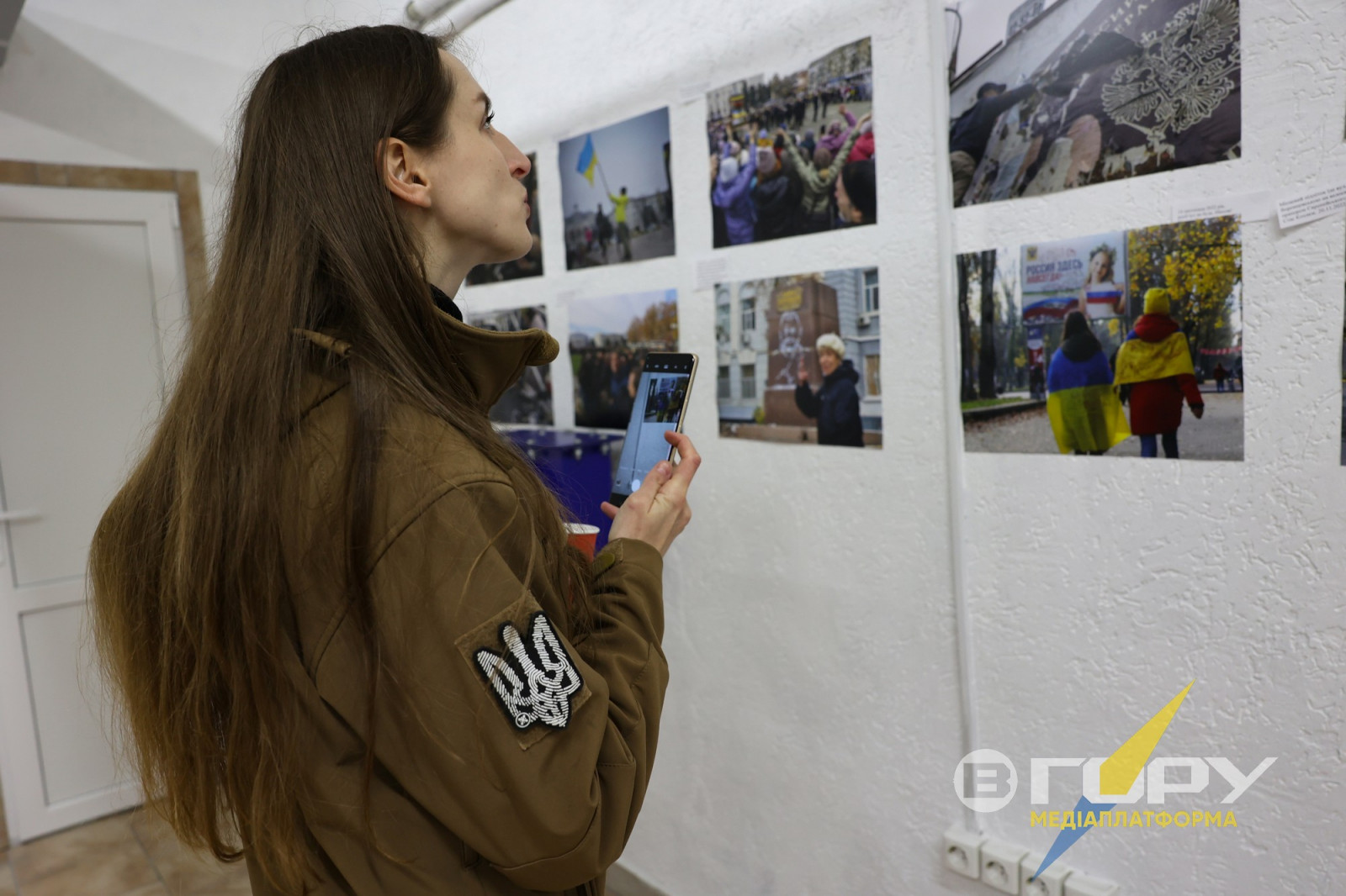 В одному з бомбосховищ відкрилася фотовиставка херсонських журналістів. На фото задокументували події, які відбулися на Херсонщині за останній рік