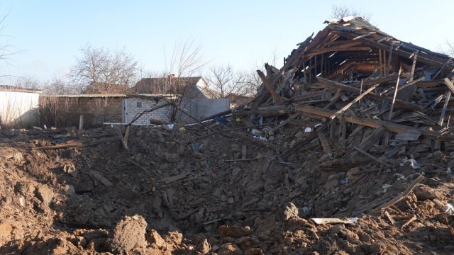 "Удар був такої сили, що автівки, які стояли поруч розлетілися на шматки". Жителька Херсонщини про ракетний удар РФ