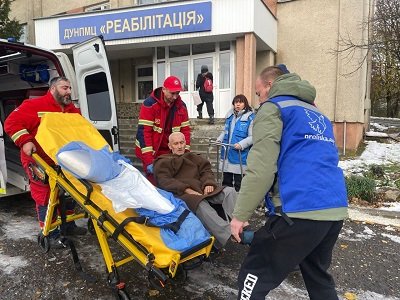 Волонтери гуманітарної місії «Проліска» евакуювали маломобільного херсонця