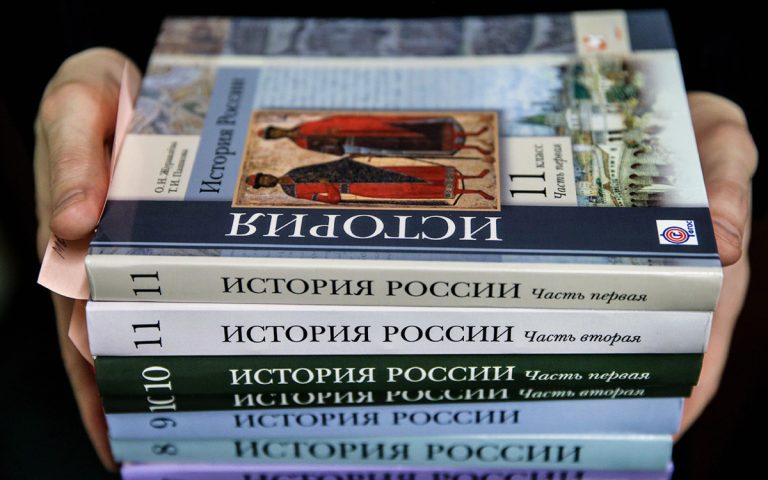 Окупанти завезли на Херсонщину понад 100 тис. російських підручників