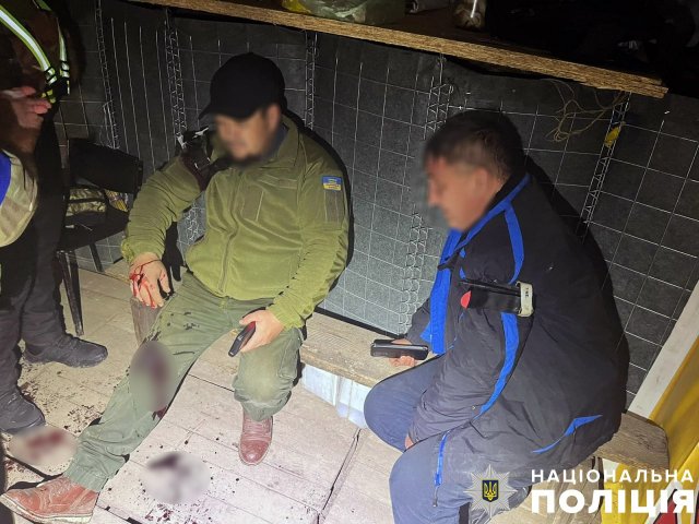 На Херсонщині поліцейські надали домедичну допомогу двом цивільним, які потрапили під ракетний російський обстріл