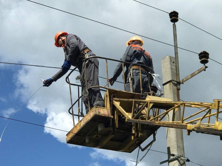 Енергетики повернули світло для 302 абонентів у Херсоні