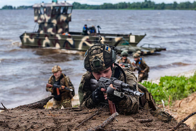 "Десант" з ТрО. Як після підриву Каховської ГЕС з-під носа окупантів евакуювали сотню цивільних