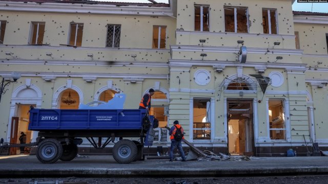 «Коли більшість людей відзначають свята, в Україні тривають атаки Росії» – посол США про обстріл Херсона