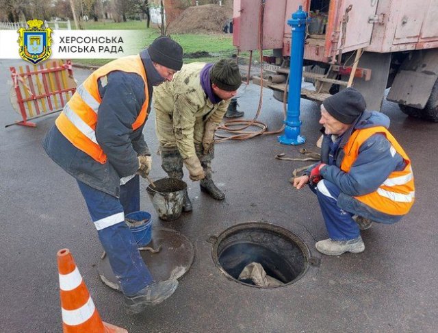 Працівники Херсонського водоканалу ліквідували дві аварійні ситуації на водопровідній мережі міста