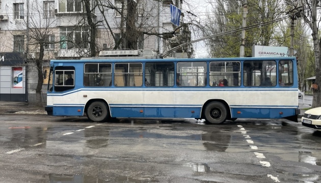 У Херсоні внаслідок обстрілів пошкоджена контактна мережа, тролейбуси не ходять