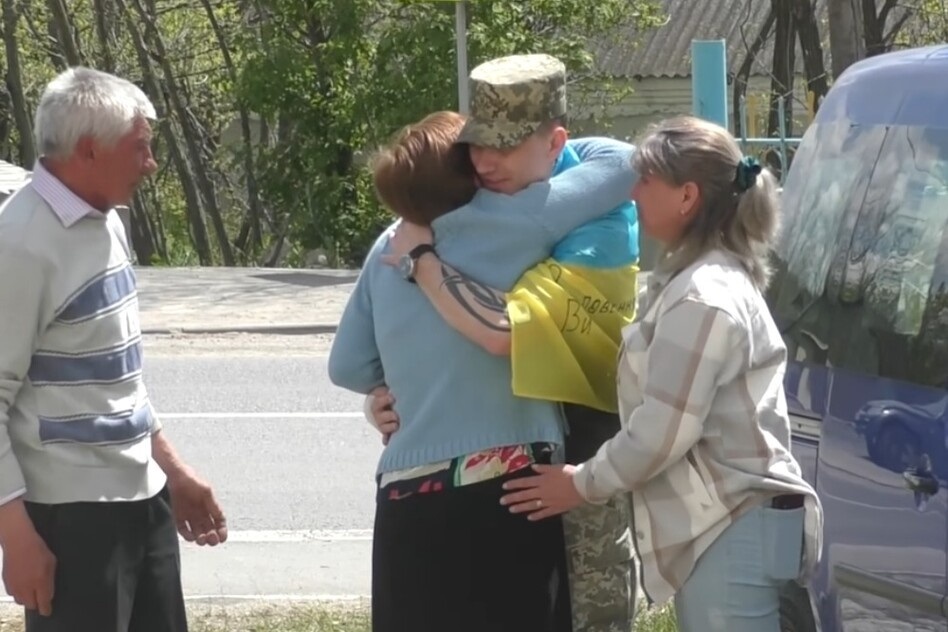 Близькі зустрічають Юрія, праворуч мати Лідія