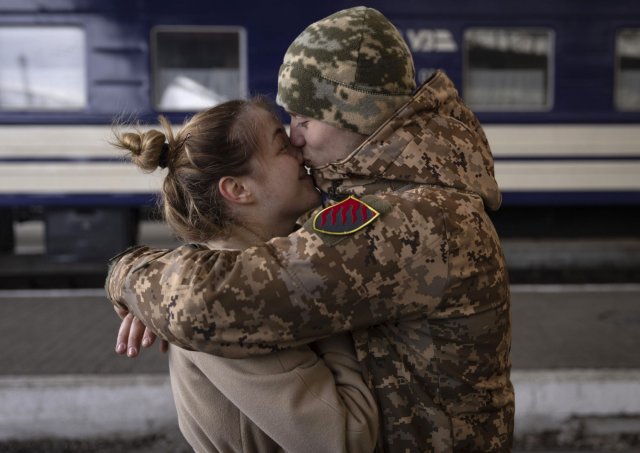 «Я чекаю на тебе». Хто допомагає жінкам із родин військових? Добірка безкоштовних ініціатив та корисних контактів