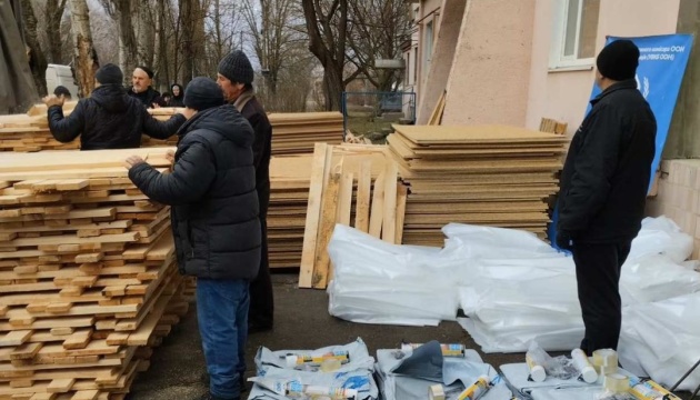 Ще 100 родин на Херсонщині отримали будівельні набори на відновлення осель