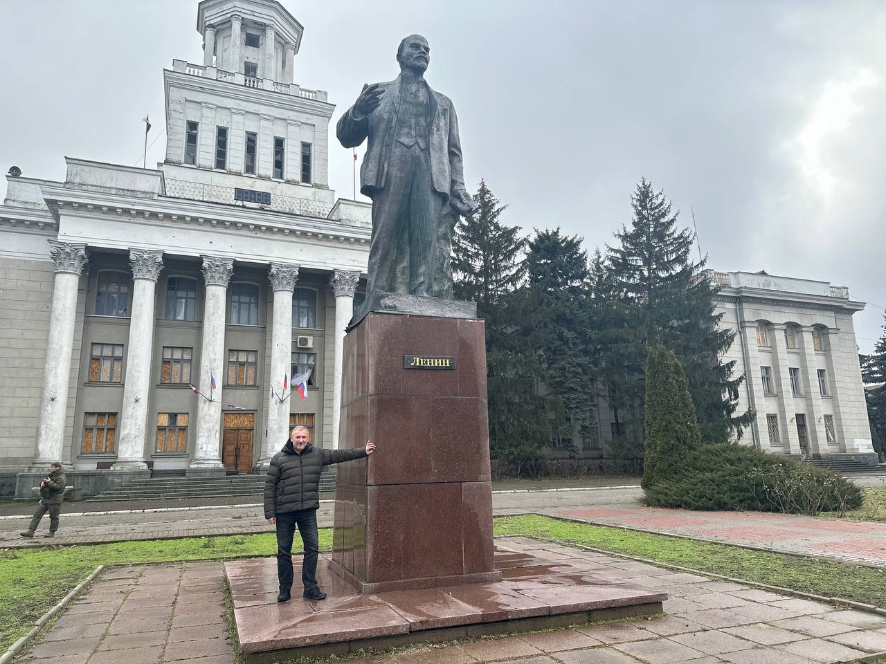 Без зарплат, пенсій, шкіл і з шаленими чергами. Окупанти визнали, що кинули мешканців Нової Каховки напризволяще