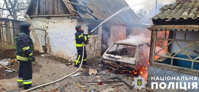 На правобережжі Херсонщини поліція фіксує наслідки чергових ворожих атак: двоє людей загинули та пошкоджено цивільну інфраструктуру