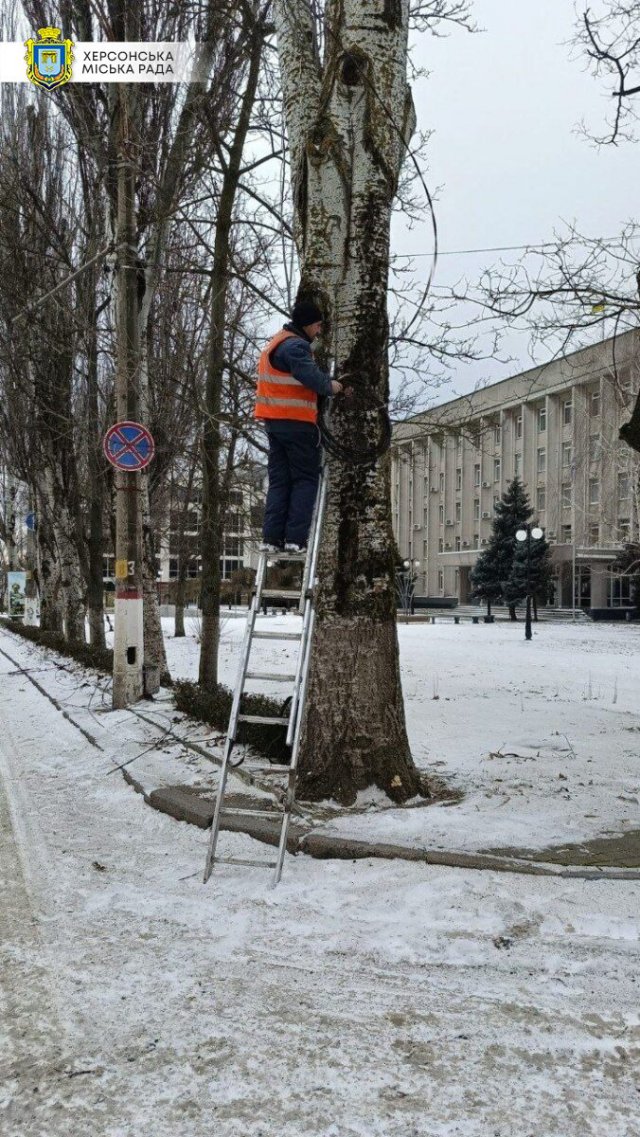 КП “Херсонміськсвітло” відновило повітряні лінії після обстрілів