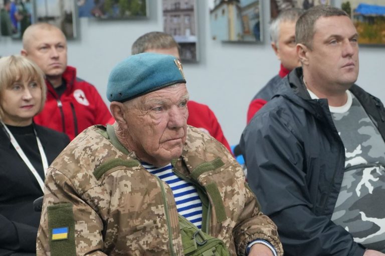 Херсонського волонтера Григорія Янченка нагороджено почесним нагрудним знаком