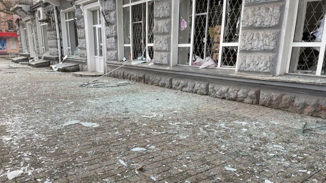 Військові РФ обстріляли мікрорайон Корабел у Херсоні: поранений чоловік