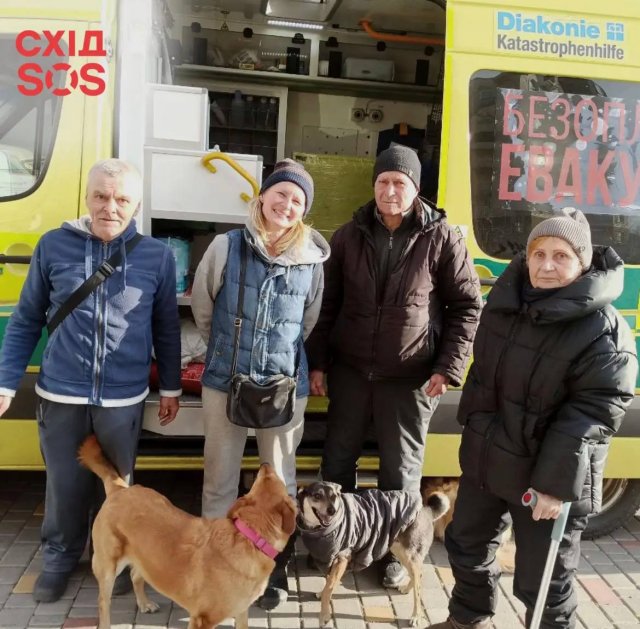 На Херсонщині волонтери допомогли евакуюватись людям з трьома десятками тварин