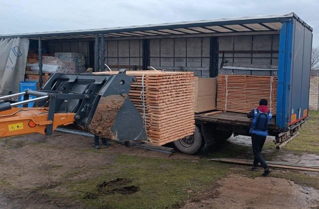 Волонтери передали будівельні набори мешканцям Херсонського району