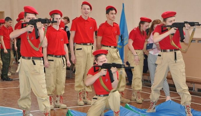 У РФ готують тисячі інструкторів для бойового вишколу дітей із 13 років на окупованих територіях — подробиці від правозахисника