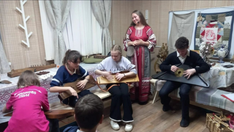Першокурсниця Альона Кулакова навчає російських дітей грати на гуслях