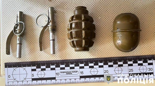 У двох жителів Бериславського району поліцейські вилучили гранати та вибухові речовини