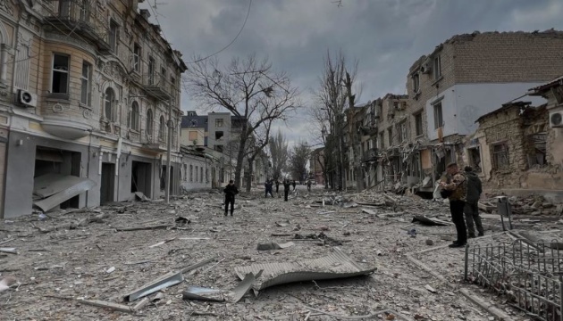 Росіяни атакували Херсон з авіації: двоє поранених, пошкоджені будинки в центрі