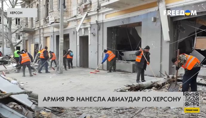 Мирні мешканці та цивільні об’єкти постраждали внаслідок авіаудару РФ по центру Херсона