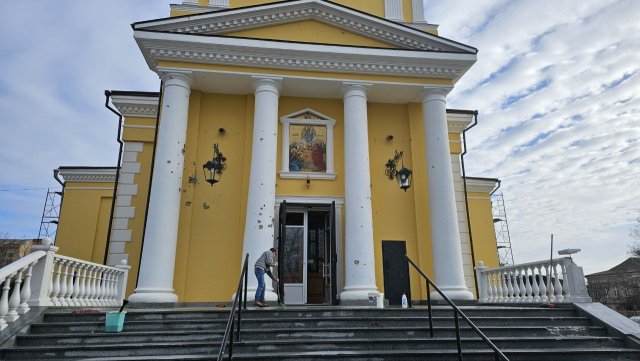 Російський обстріл завдав пошкоджень Собору у центрі Херсона