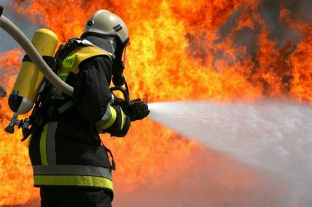 В Бериславському районі рятувальники гасили палаючий автомобіль
