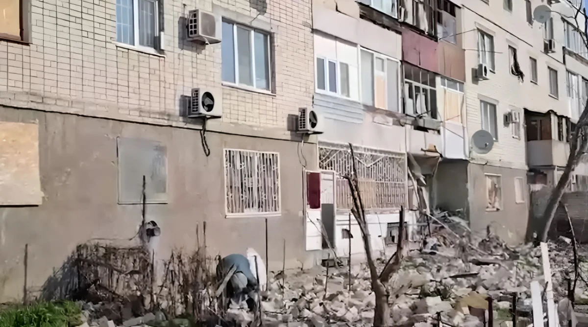 Армія РФ влучила у багатоповерхівку в Херсоні: поранених та жертв немає