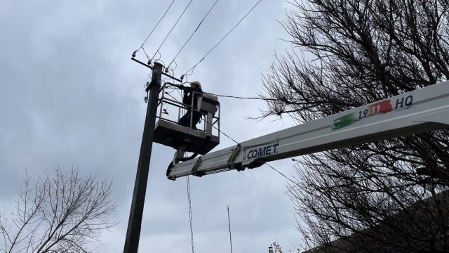 На Херсонщині над відновленням електропостачання працювали 28 бригад енергетиків