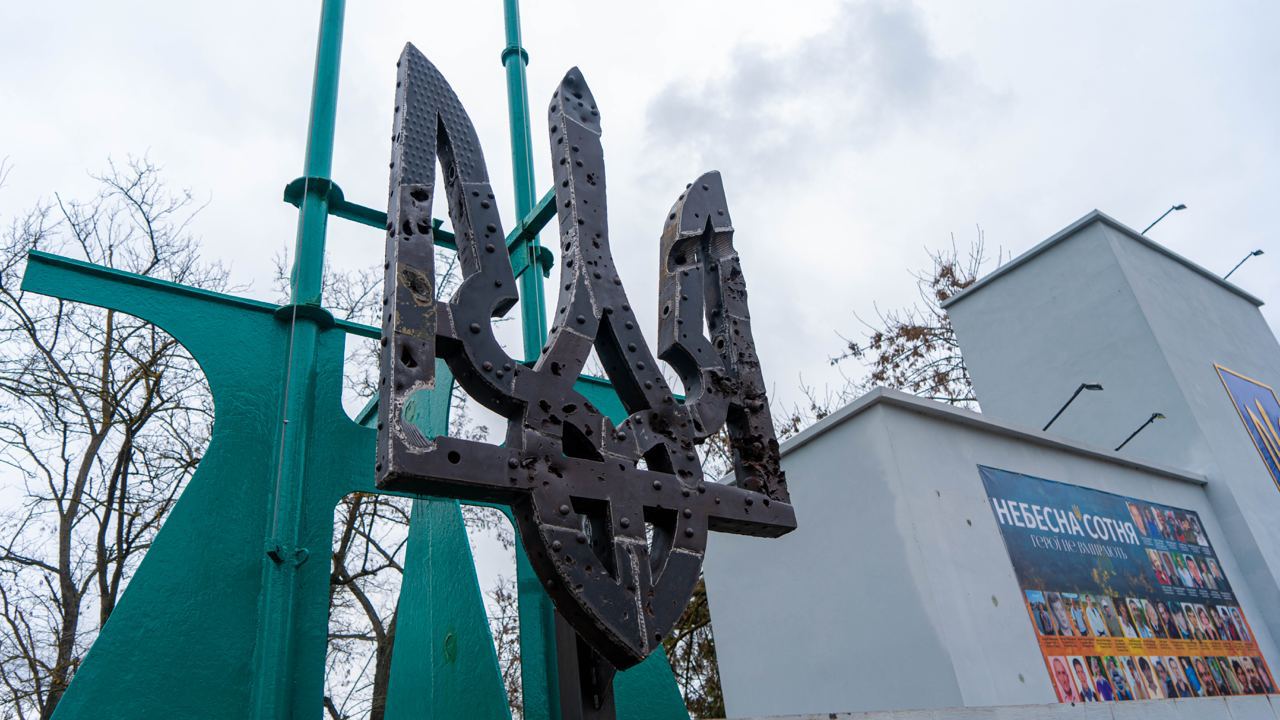 У Херсоні росіяни прицільно обстрілюють виготовлений із потрощеної техніки окупантів Герб України