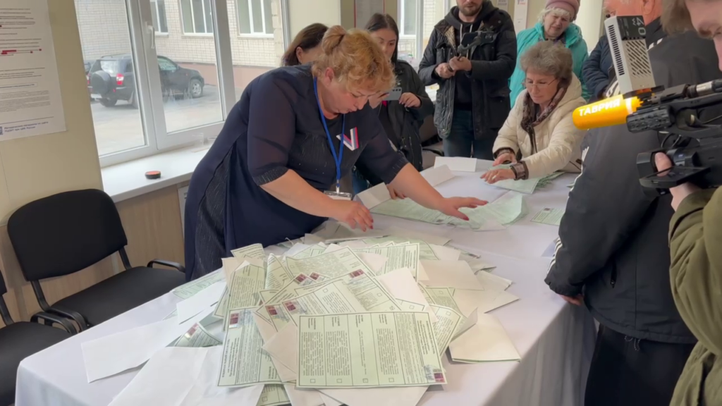 У фейкових виборах на лівобережжі Херсонщини, за словами росіян, взяло участь більше людей, ніж тут проживає