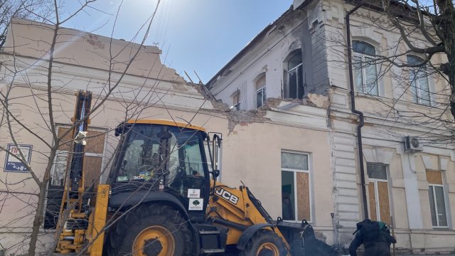 "Тільки полагодили все після минулої атаки — і знову все розбито". Очевидці розповіли про російські обстріли Херсона