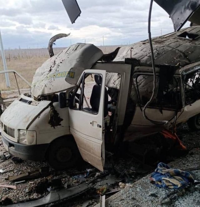 У селі Одрадокам'янка росіяни вдарили двома FPV-дронами по автобусу, який віз гуманітарну допомогу