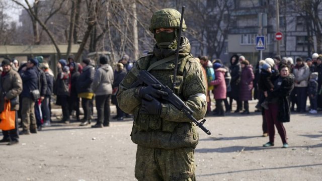 На Херсонщині окупанти посилили обшуки українців через низьку явку на «вибори»